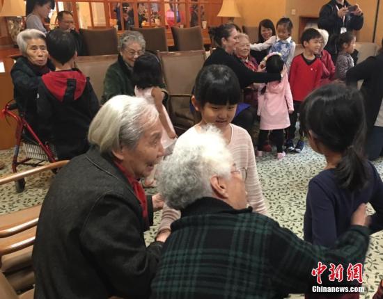 图为在双井恭和苑养老院，老人们与幼儿园小朋友一起做游戏。<a target='_blank' href='http://www.chinanews.com/'>中新社</a>记者 杜燕 摄