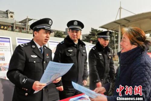  陕西省公安厅组织民警走上街头开展禁赌宣传。 陕西警方供图