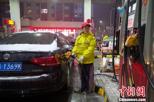 山西太原，加油站工作人员给车辆加油。<a target='_blank' href='http://www.chinanews.com/'>中新社</a>记者 张云 摄