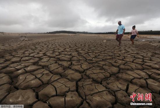 资料图：南非内阁3月15日发布的声明称，发生在该国局部地区的干旱已进入国家灾难状态，并引发用水危机。南非内阁表示，虽然南非是一个缺水的国家，但内阁确信该国仍然是各国游客的首选旅游目的地。