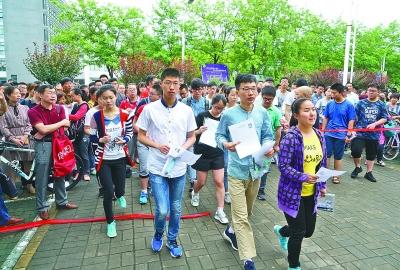 2017年6月11日，参加东南大学2017年自主招生学科基础测试、综合评价学科能力测试的考生进入考场。新华社记者 孙参摄