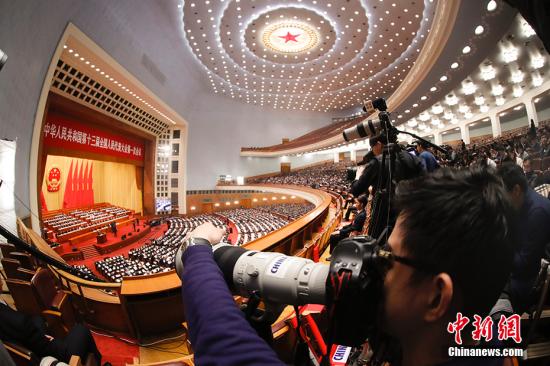 3月13日，十三届全国人大一次会议在北京人民大会堂举行第四次全体会议。图为记者关注会议。 <a target='_blank' href='http://www.chinanews.com/'>中新社</a>记者 杜洋 摄