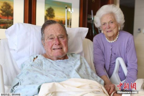 资料图：美国前总统老布什(George H.W. Bush)和妻子芭芭拉(Barbara Bush)在医院病房里合影。