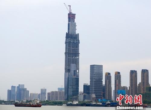 资料图：正在建设中的武汉绿地中心。<a target='_blank' href='http://www.chinanews.com/'>中新社</a>记者 张畅 摄