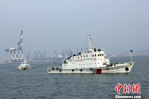  烟台海事局6日派出多艘海巡船对渤海湾“黄金水道”烟台至大连航线进行巡航，确保该航线春运安全。王娇妮 摄