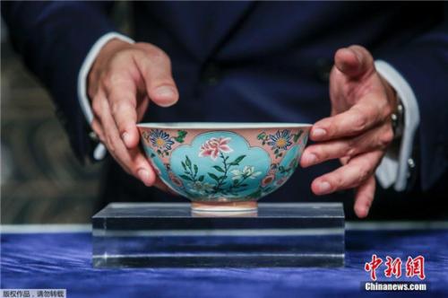 清康熙御制粉红地珐琅彩开光花卉碗在进行拍卖。