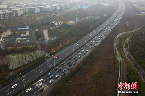 资料图：2月21日，大批车辆由北向南缓慢行驶在南京二桥高速公路上，绵延数公里。 <a target='_blank' href='http://www.chinanews.com/'>中新社</a>记者 泱波 摄