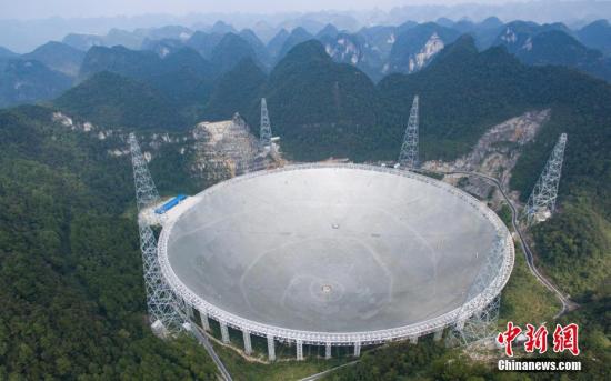 资料图： 世界最大单口径射电望远镜——500米口径球面射电望远镜(简称FAST) 。 <a target='_blank' href='http://www.chinanews.com/'>中新社</a>记者 贺俊怡 摄