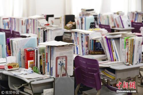 资料图：2月25日，太原，在高三年级教室内，书桌上摆放着各类学习资料及励志标语，如同图书馆。胡远嘉 摄 图片来源：视觉中国