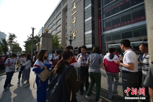 资料图：2017年6月7日，2017年高考大幕正式拉开，北京市171中学考点的考生陆续进入考场。<a target='_blank' href='http://www.chinanews.com/' >中新网</a>记者 金硕 摄