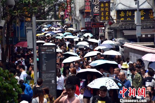 资料图：长沙太平老街人山人海。　卢文伟 摄