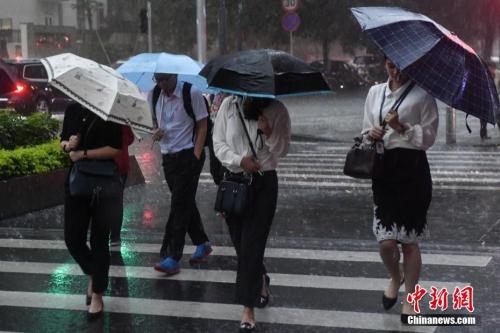 5月7日，广州街头，民众撑伞行走在雨中。当日，受强降水云团影响，广东全省共有49个暴雨预警信号生效。 <a target='_blank' href='http://www.chinanews.com/'>中新社</a>记者 陈骥旻 摄