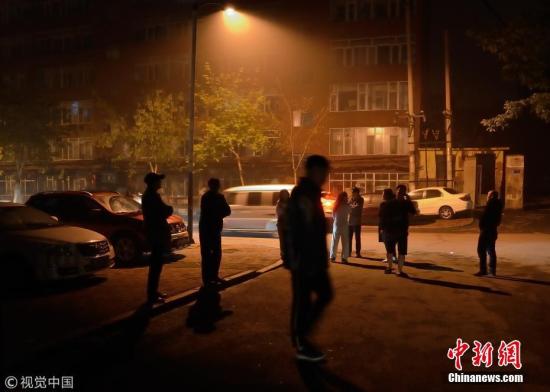 震后，吉林省地震局立即启动三级应急响应，快速向地震现场派出现场工作队伍，同时，松原市地震局、宁江区地震局、前郭县地震局也快速派出了现场工作队伍。刘俊峰 摄 图片来源：视觉中国
