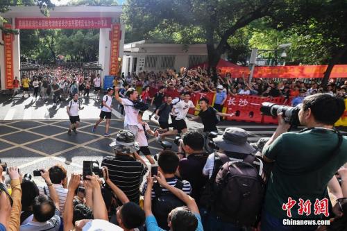 资料图：6月8日下午，湖南长沙市一中考点外，考生们跑出考场，庆祝高考结束。 <a target='_blank' href='http://www.chinanews.com/'>中新社</a>记者 杨华峰 摄