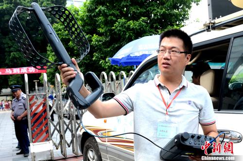 资料图：2016年6月7日，福州市普通高校招生考试无线电监测联合行动小组，派出技术人员、移动监测车对福州市区各考点开展无线电监测、监听，保障高考公平、公正地进行。 刘可耕 摄