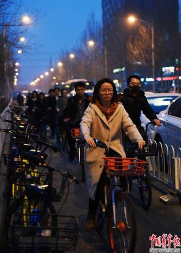 　下班时间，上地十街，一群西二旗人骑着不同颜色的共享单车奔向地铁站。实习生 杨子怡 摄