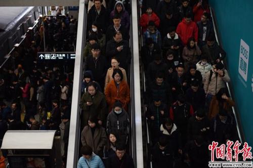 北京西二旗地铁站，上班的早高峰人群。实习生 杨子怡 摄