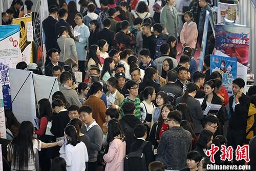 资料图：大学生招聘会现场。 <a target='_blank' href='http://www.chinanews.com/'>中新社</a>记者 泱波 摄