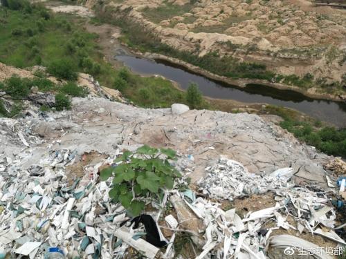 大沙河定州段因偷排废水在河道内形成污水坑