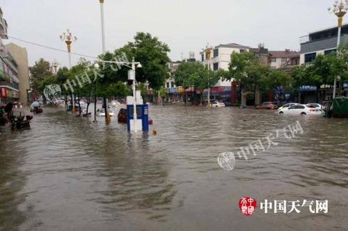 昨天，湖南怀化街道积水严重。(胡丽丽 摄)