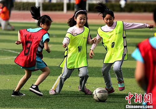 3月29日，河北大厂回族自治县城区第二小学的学生在进行对抗赛。 <a target='_blank' href='http://www.chinanews.com/'>中新社</a>记者 宋敏涛 摄