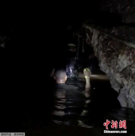 2018年7月9日，泰国清莱，救援画面曝光。9号，解救泰国被困溶洞的少年足球队成员行动继续进行，当天成功解救4名被困人员，加上8号已经救出的4人，13名被困人员中总共有8人成功获救。（视频截图）