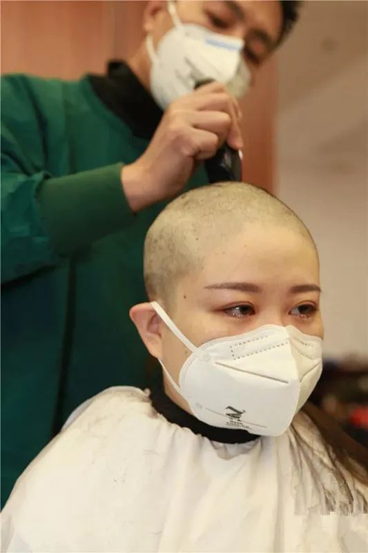 疫情期间的医护人员为了工作方便都提早剪了短发或剃光头当理发器沿着
