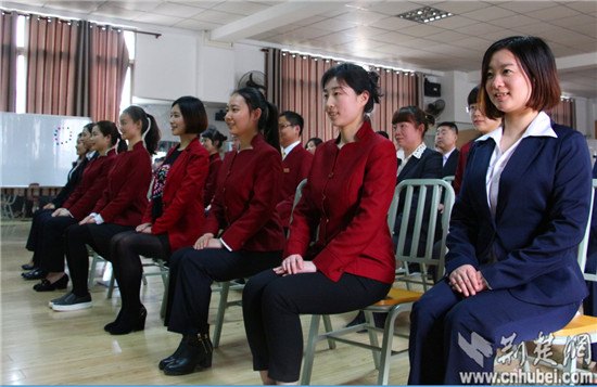 3月23日,在武汉商学院旅游与酒店管理学院礼仪实训室,来自武汉市各