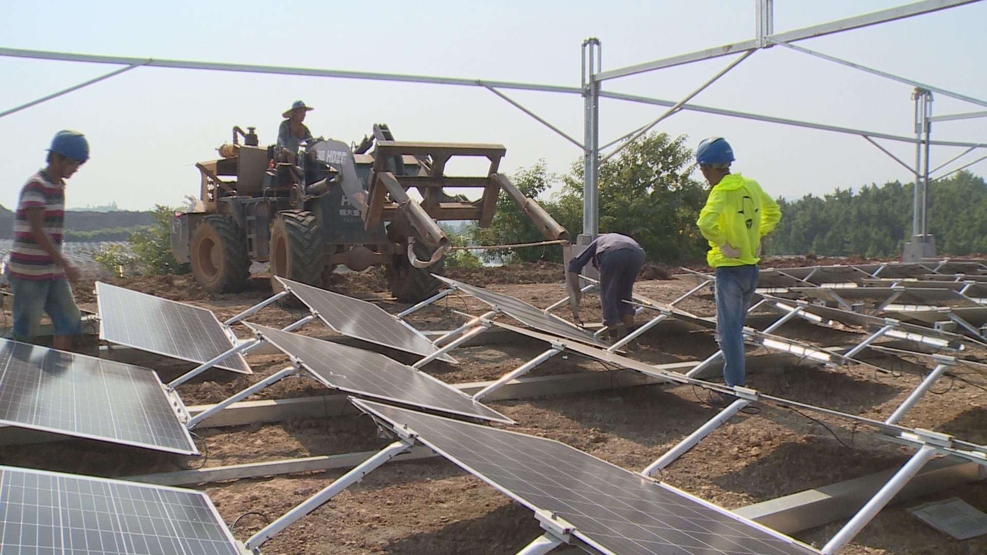 高温下的劳动者坚守光伏施工一线确保扶贫项目如期并网发电