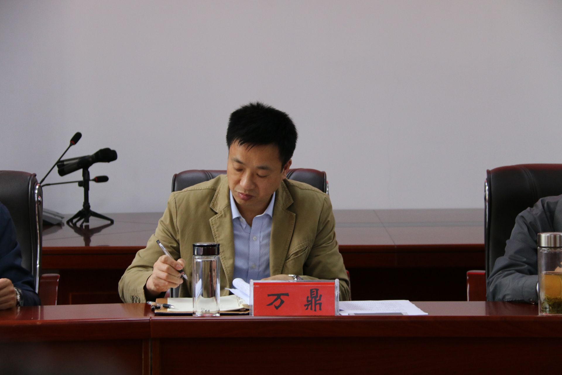 县政法委副书记石顺发就近期的信访维稳,扫黑除恶和法治进校园等工作