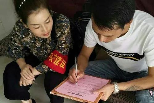 兴国镇充分发挥网格员全覆盖,兴国镇陵园路社区所有网格员戴上"红袖章