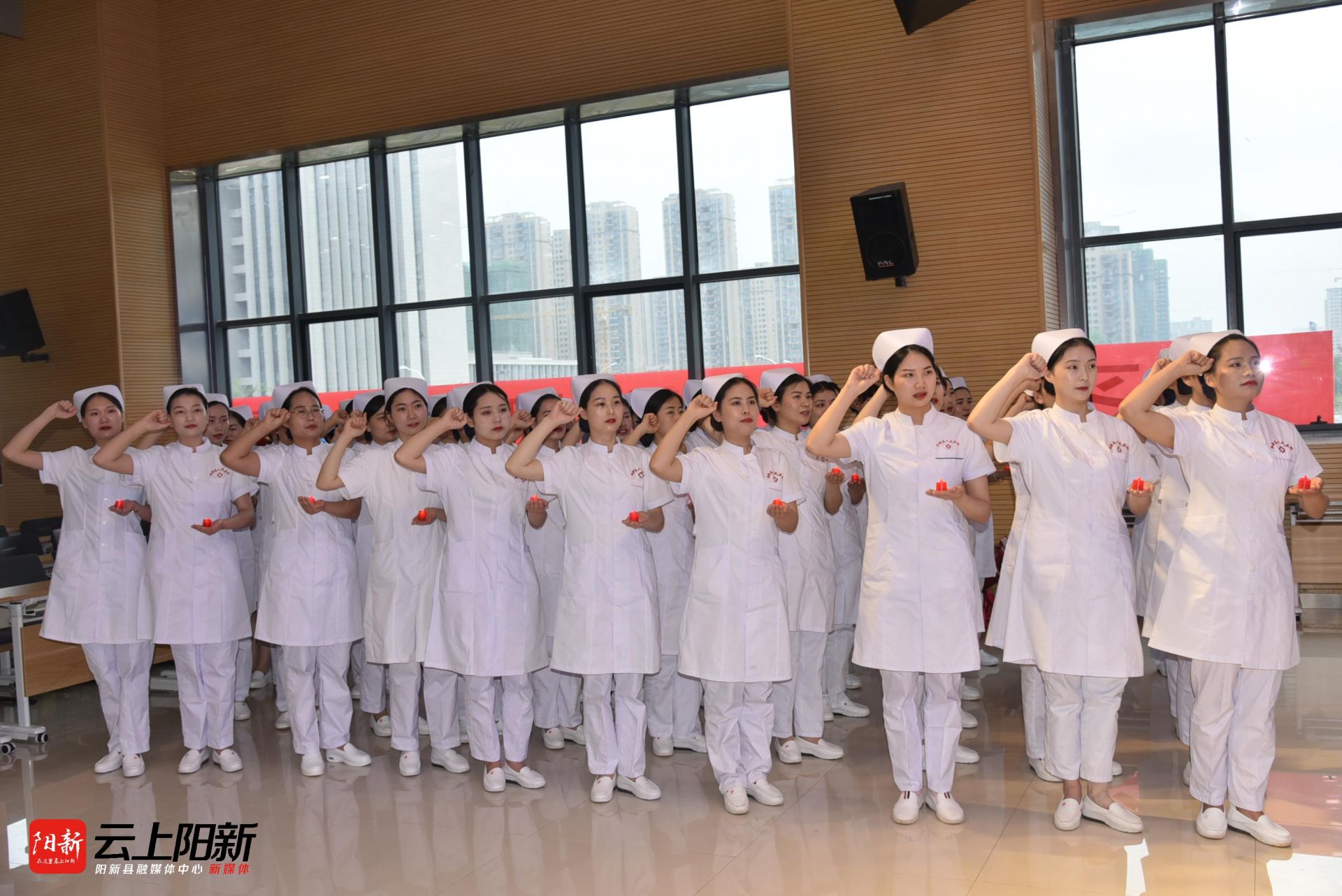 县人民医院举办庆512国际护士节活动暨表彰会