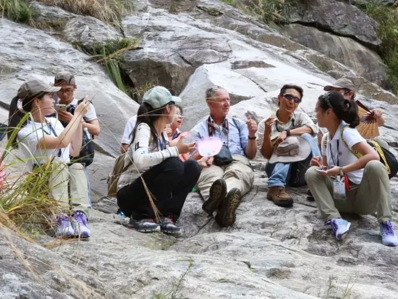 联合国教科文组织世界地质公园评估专家组一行在英山龙潭河谷.jpg