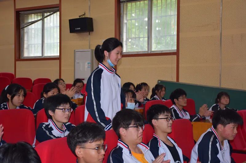 武穴市育才高中组织开展童心向党我向党旗敬个礼主题教育活动