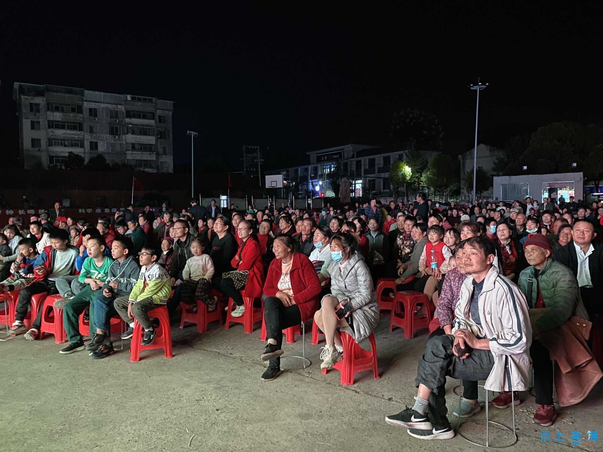 南漳:"送戏下乡"群众乐 "文化大餐"润民心