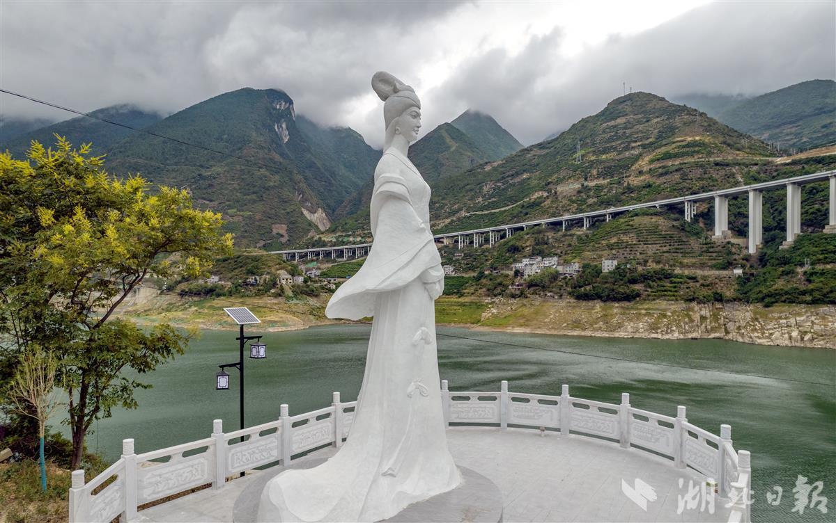 1989年6月4日,秭归县归州镇在香溪河东岸塑造了一尊"昭君出塞"雕像