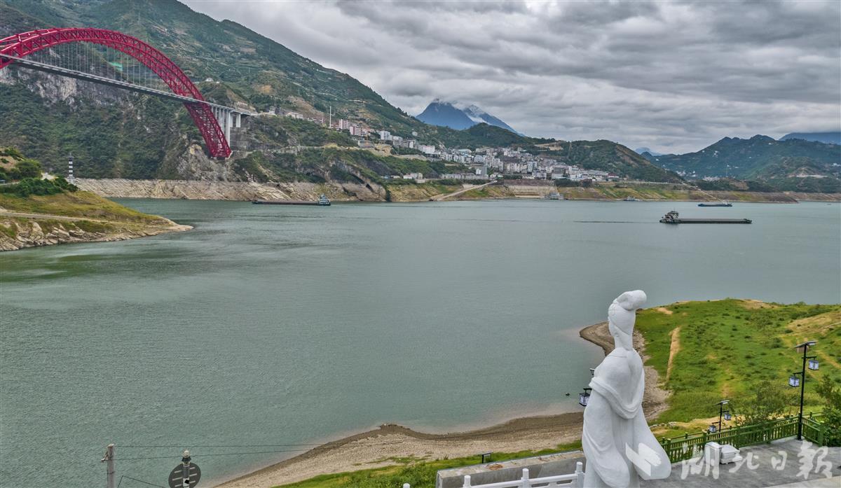 1989年6月4日,秭归县归州镇在香溪河东岸塑造了一尊"昭君出塞"雕像