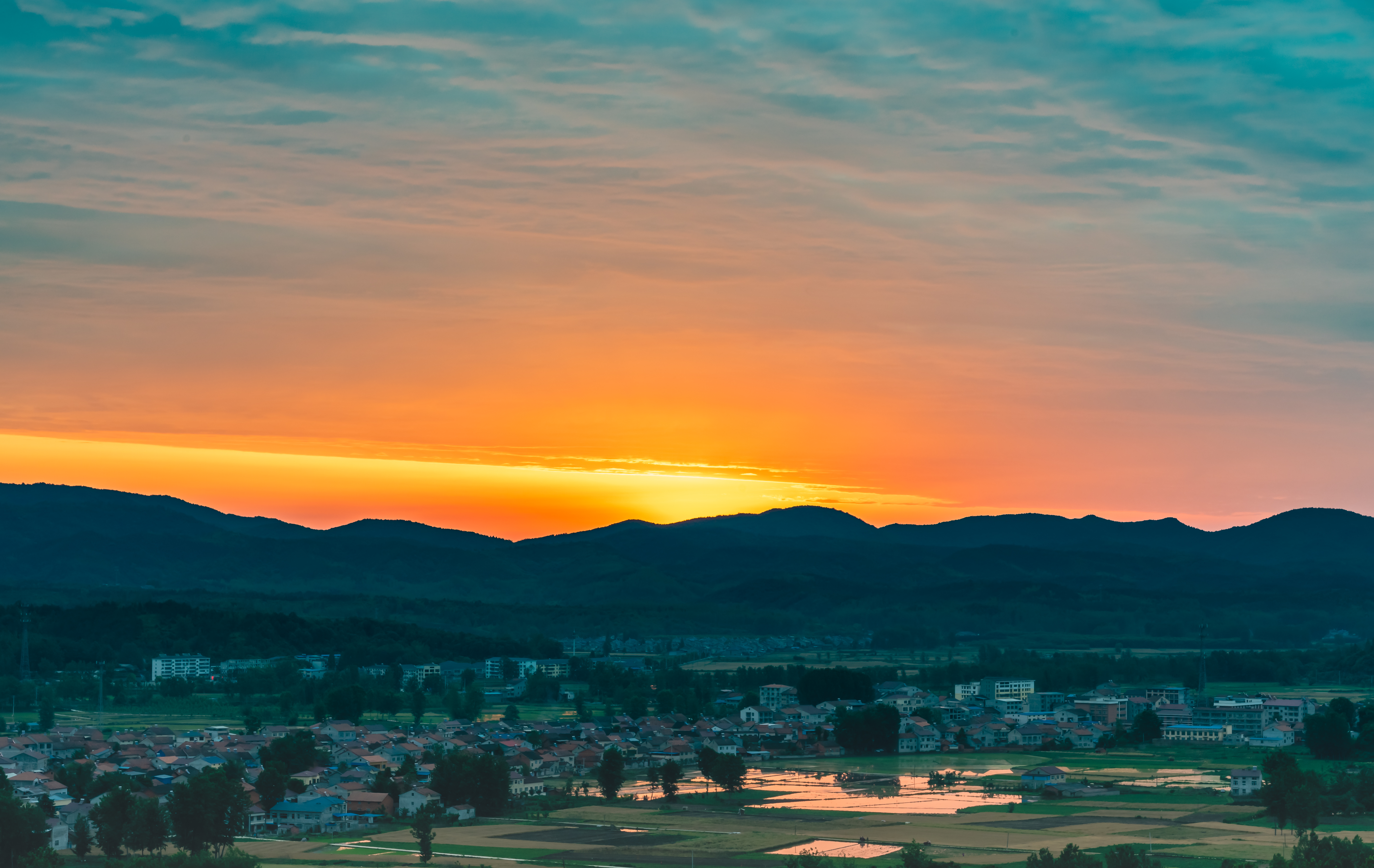 湖北南漳:日出火烧云 红霞映漫天