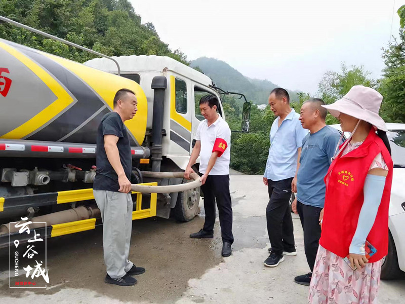 谷城南河:巧用洒水车 解决村民用水难