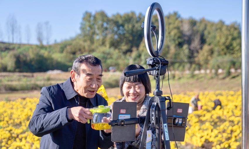 谷城这位68岁老党员火了！带1580名电商创业者闯出一片天 