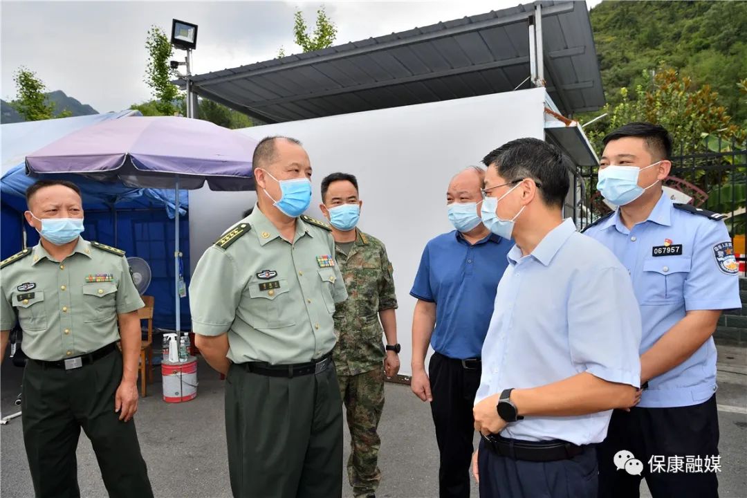 8月23日,市委常委,襄阳军分区政委贾国文来保康县督导检查疫情防控