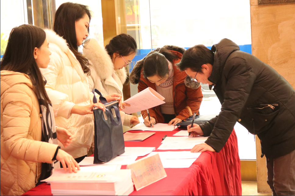 聚焦两会|1月19日下午，枝江市政协六届三次会议的参会政协委员和列席人员报到