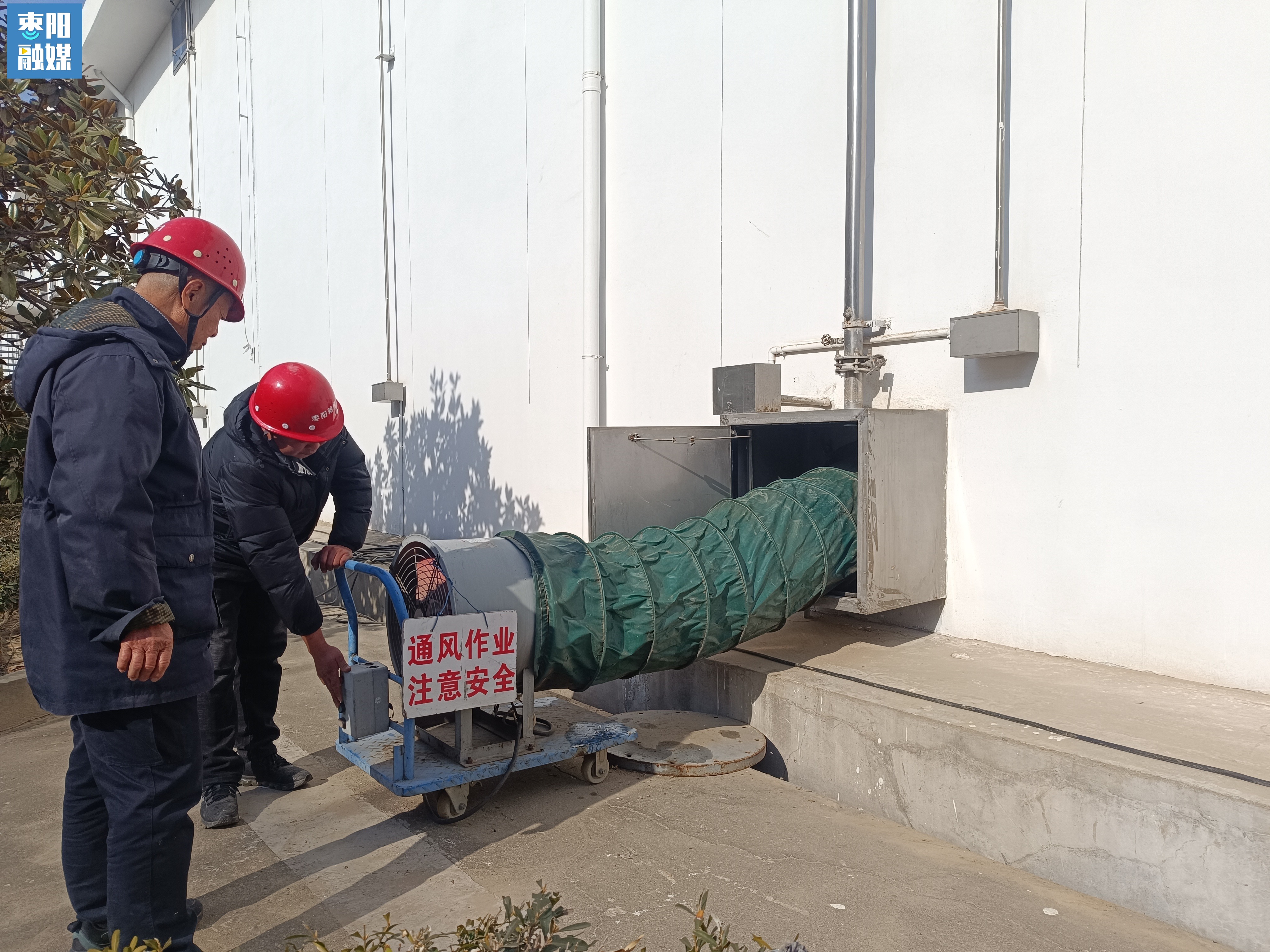 粮食储备库的职工抓住夜间湿度小,气温低的最佳时机,打开粮仓通风口