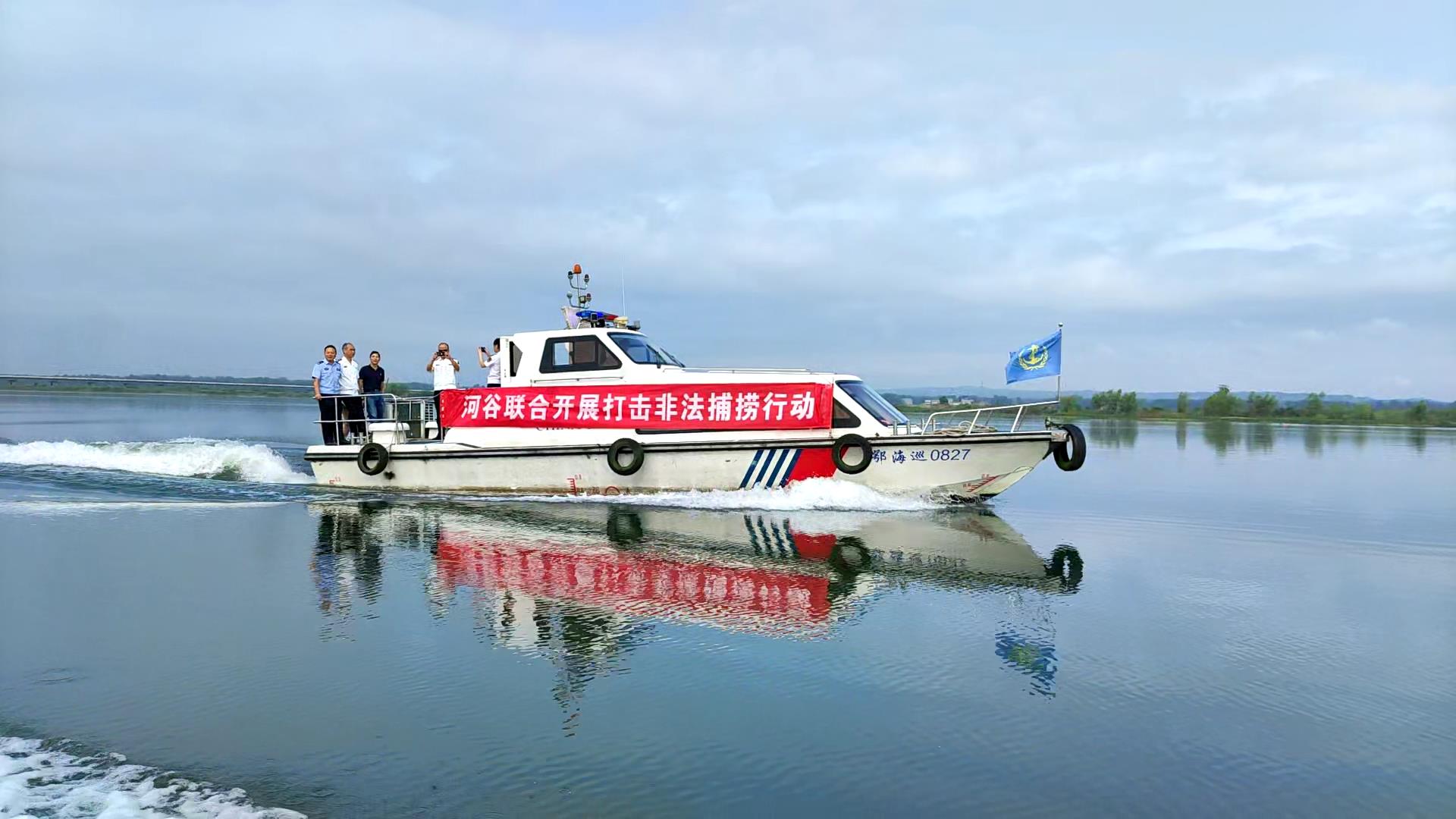 执法队伍沿汉江逆流而上,对老河口城区段,洪山嘴段,谷城冷集段进行了