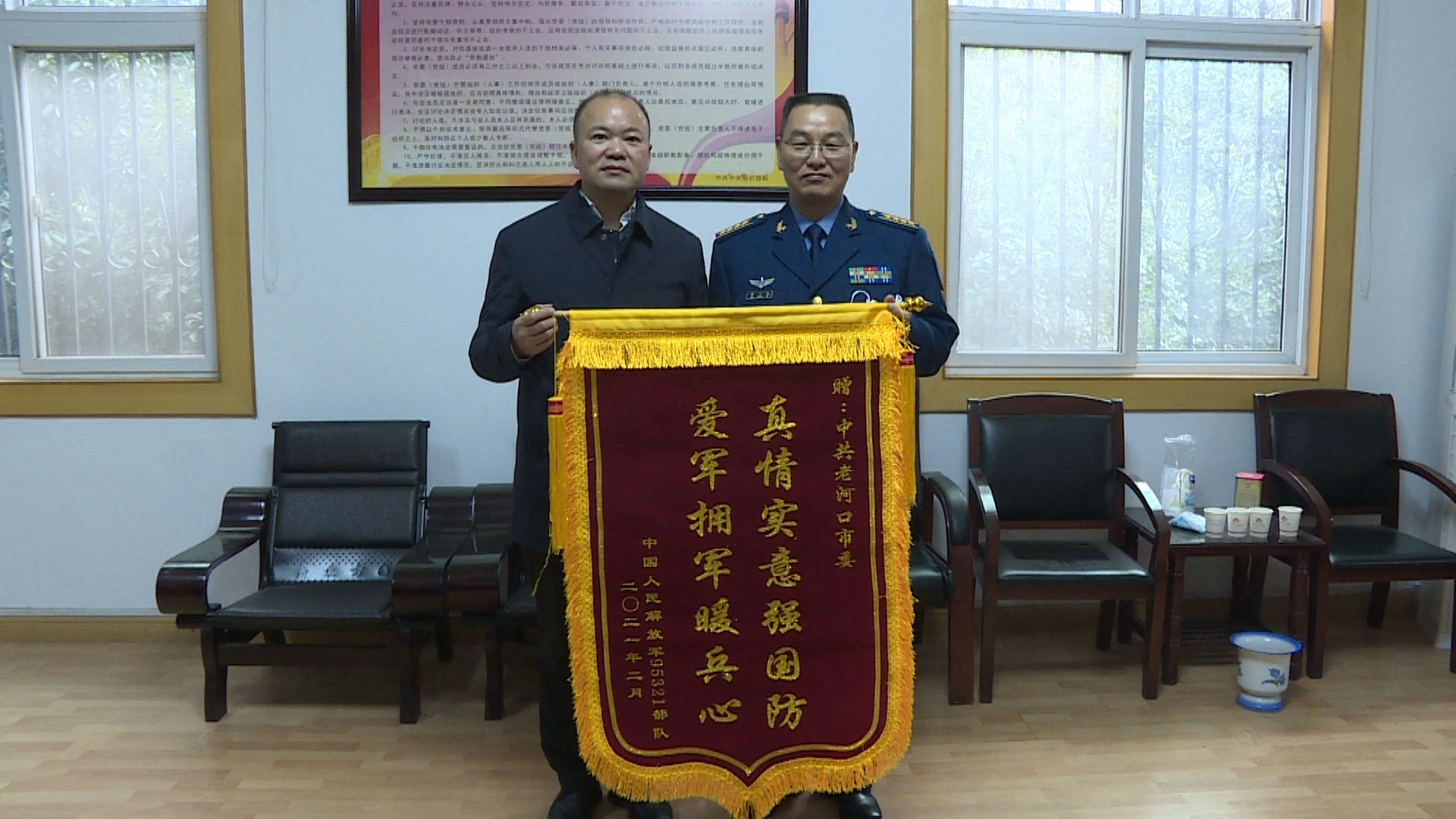 赠旗仪式上,陈忠礼代表部队,向我市领导和全市人民长期以来的关心和