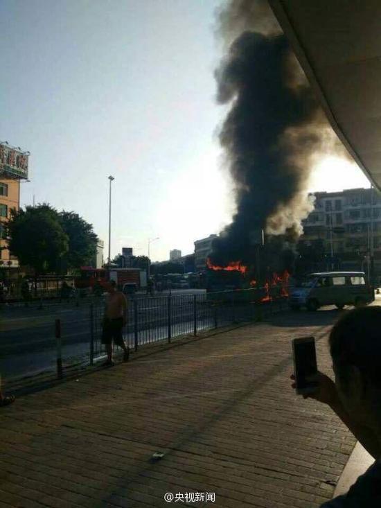 深圳一辆公交车着火 已造成1人身亡