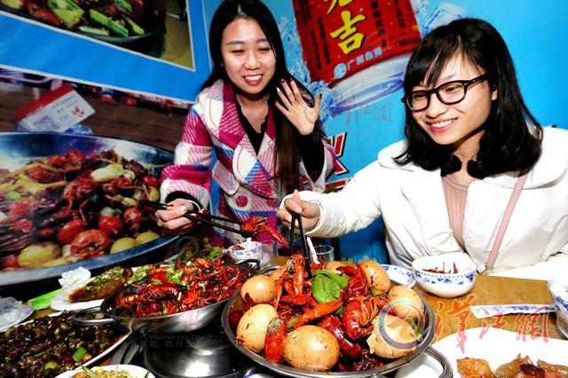 大虾提前上市 食客争相尝鲜