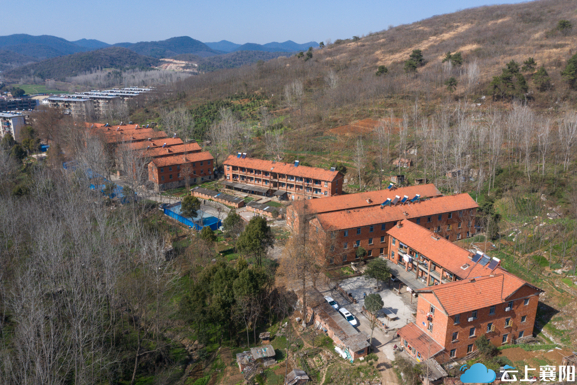 东方化工厂位于宜城市雷河镇胡耳村,也是电影《你好,李焕英》里胜利