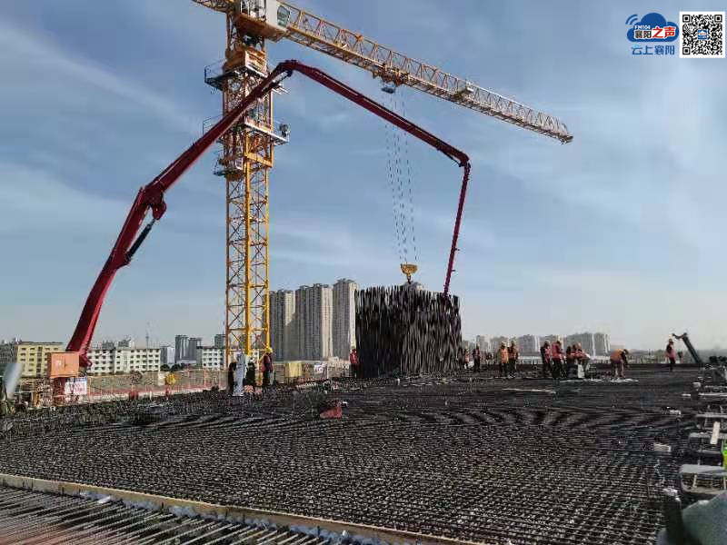 施工现场看到:t3主墩下部结构已经完工,两台天泵正在同时实施混凝土