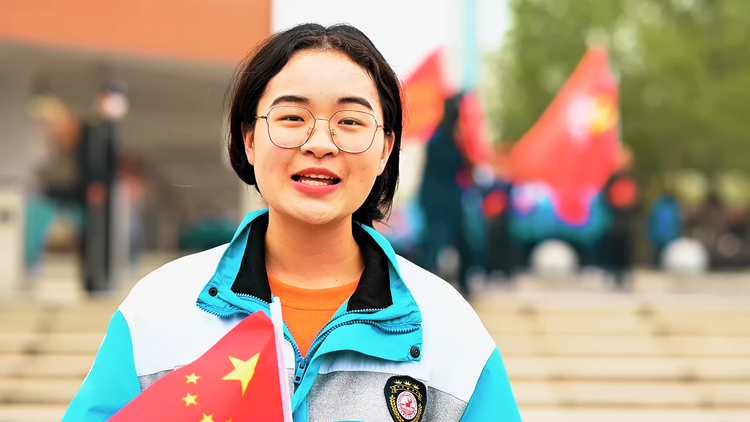 徐嘉悦同学采访校长李天艳高一:曹展妍 郑弋靖 赵紫嫣高二:贺瀛萱 罗